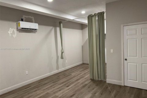 Commercial property in Miami, Florida 1 bedroom № 1923107 - photo 5