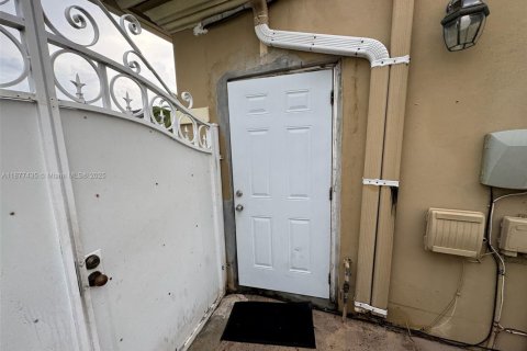 Commercial property in Miami, Florida 1 bedroom № 1923107 - photo 2