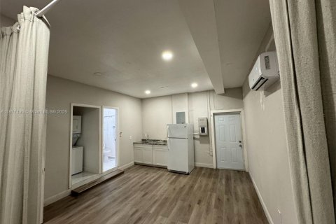 Commercial property in Miami, Florida 1 bedroom № 1923107 - photo 1