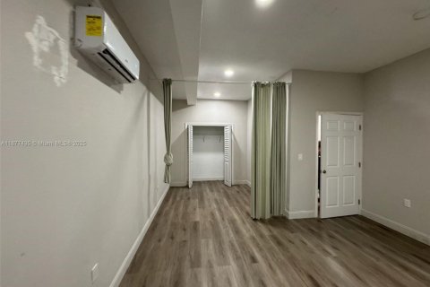 Commercial property in Miami, Florida 1 bedroom № 1923107 - photo 4