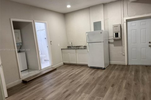 Commercial property in Miami, Florida 1 bedroom № 1923107 - photo 9