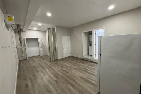 Commercial property in Miami, Florida 1 bedroom № 1923107 - photo 3