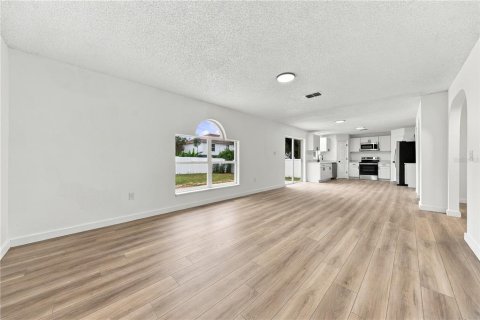 House in Eustis, Florida 5 bedrooms, 215.53 sq.m. № 2424066 - photo 5