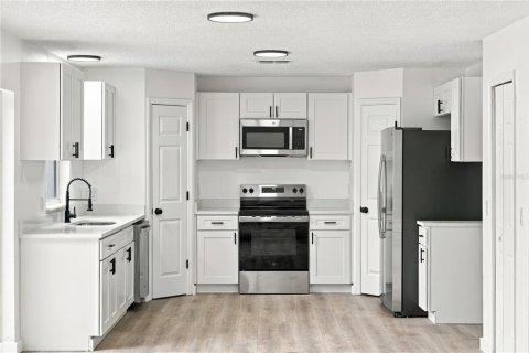 House in Eustis, Florida 5 bedrooms, 215.53 sq.m. № 2424066 - photo 6