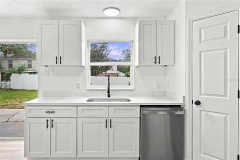 House in Eustis, Florida 5 bedrooms, 215.53 sq.m. № 2424066 - photo 12