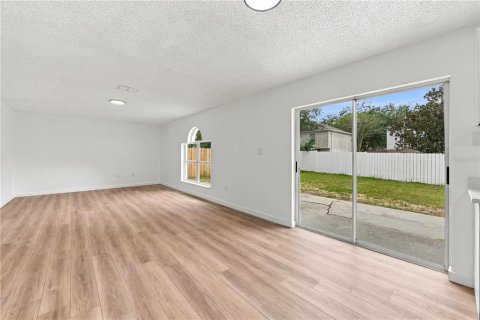 House in Eustis, Florida 5 bedrooms, 215.53 sq.m. № 2424066 - photo 15