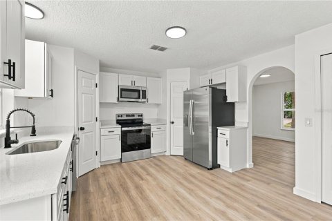 House in Eustis, Florida 5 bedrooms, 215.53 sq.m. № 2424066 - photo 8