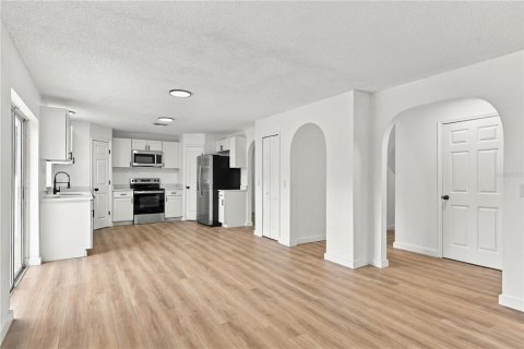 House in Eustis, Florida 5 bedrooms, 215.53 sq.m. № 2424066 - photo 3