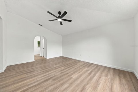 House in Eustis, Florida 5 bedrooms, 215.53 sq.m. № 2424066 - photo 24