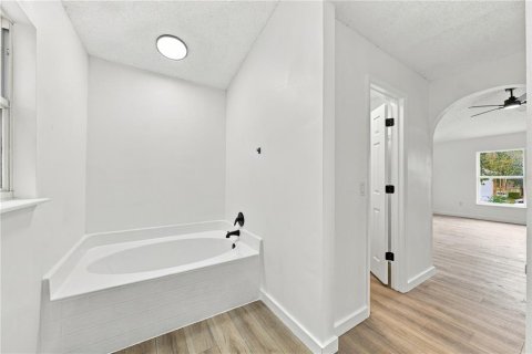 House in Eustis, Florida 5 bedrooms, 215.53 sq.m. № 2424066 - photo 30