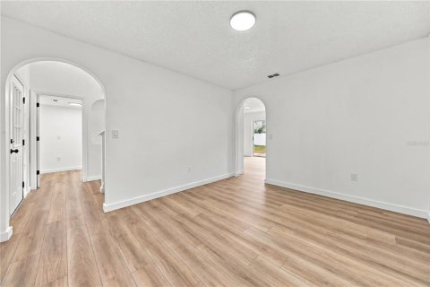 House in Eustis, Florida 5 bedrooms, 215.53 sq.m. № 2424066 - photo 18