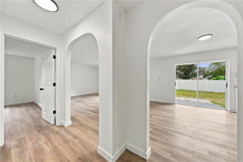 House in Eustis, Florida 5 bedrooms, 215.53 sq.m. № 2424066 - photo 16