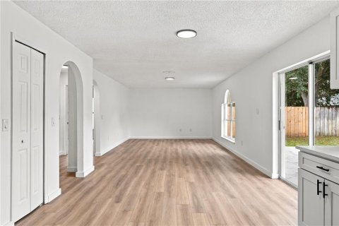 House in Eustis, Florida 5 bedrooms, 215.53 sq.m. № 2424066 - photo 14