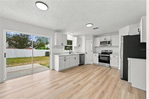 House in Eustis, Florida 5 bedrooms, 215.53 sq.m. № 2424066 - photo 7
