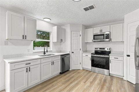 House in Eustis, Florida 5 bedrooms, 215.53 sq.m. № 2424066 - photo 9