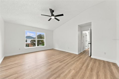 House in Eustis, Florida 5 bedrooms, 215.53 sq.m. № 2424066 - photo 22