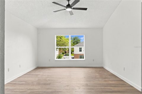 House in Eustis, Florida 5 bedrooms, 215.53 sq.m. № 2424066 - photo 23