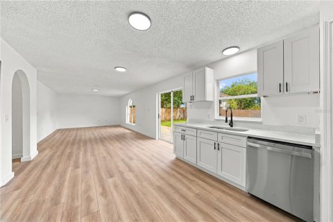 House in Eustis, Florida 5 bedrooms, 215.53 sq.m. № 2424066 - photo 13