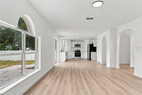 House in Eustis, Florida 5 bedrooms, 215.53 sq.m. № 2424066 - photo 4