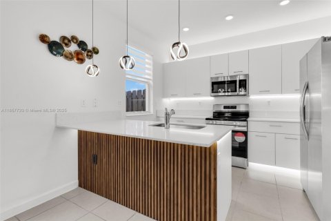 Adosado en venta en Miami, Florida, 3 dormitorios, 123.65 m2 № 1881891 - foto 7
