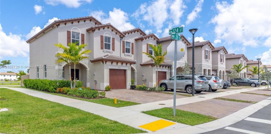 Adosado en Miami, Florida 3 dormitorios, 123.65 m2 № 1881891