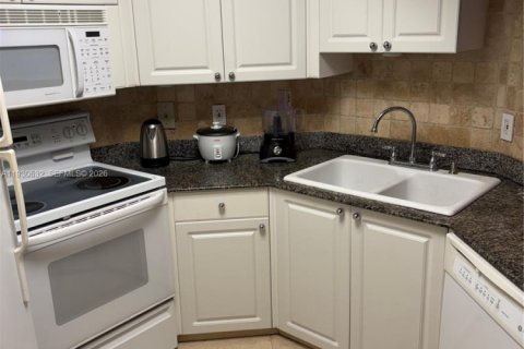 Copropriété à vendre à Surfside, Floride: 1 chambre, 74.32 m2 № 2089266 - photo 9