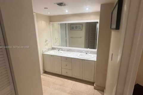 Copropriété à vendre à Surfside, Floride: 1 chambre, 74.32 m2 № 2089266 - photo 13