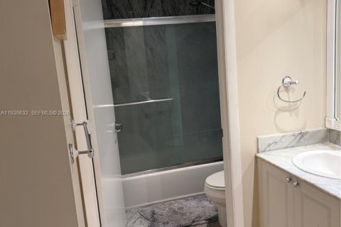 Copropriété à vendre à Surfside, Floride: 1 chambre, 74.32 m2 № 2089266 - photo 15