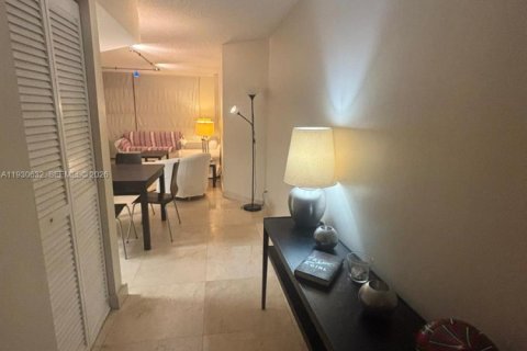 Copropriété à vendre à Surfside, Floride: 1 chambre, 74.32 m2 № 2089266 - photo 2