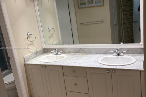 Copropriété à vendre à Surfside, Floride: 1 chambre, 74.32 m2 № 2089266 - photo 14