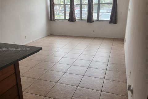 Condominio en alquiler en Hollywood, Florida, 1 dormitorio, 72.46 m2 № 1943308 - foto 1
