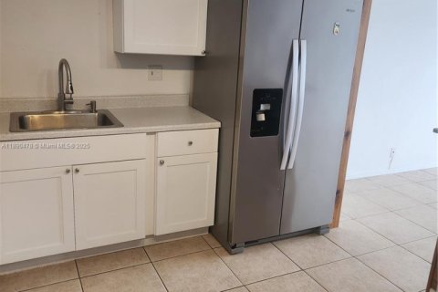 Condominio en alquiler en Hollywood, Florida, 1 dormitorio, 72.46 m2 № 1943308 - foto 2