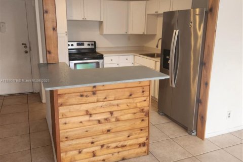 Condominio en alquiler en Hollywood, Florida, 1 dormitorio, 72.46 m2 № 1943308 - foto 3