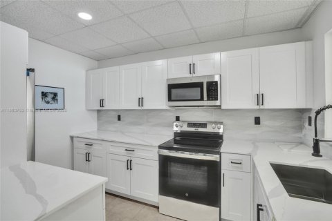 Condominio en venta en Sunny Isles Beach, Florida, 1 dormitorio, 55.56 m2 № 1891708 - foto 6