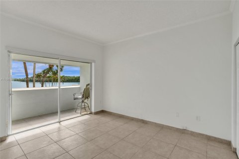 Condominio en venta en Sunny Isles Beach, Florida, 1 dormitorio, 55.56 m2 № 1891708 - foto 17