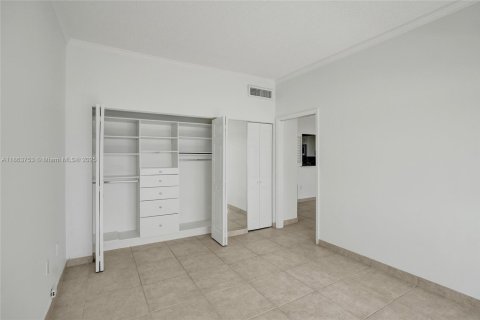 Condominio en venta en Sunny Isles Beach, Florida, 1 dormitorio, 55.56 m2 № 1891708 - foto 19