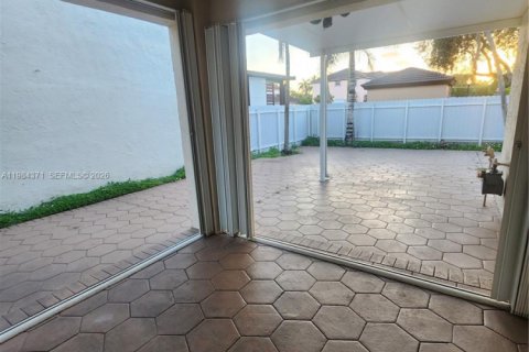 Casa en alquiler en Hialeah, Florida, 4 dormitorios, 220.36 m2 № 2048682 - foto 7