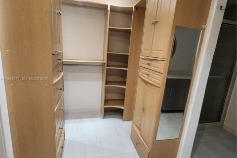 Casa en alquiler en Hialeah, Florida, 4 dormitorios, 220.36 m2 № 2048682 - foto 23