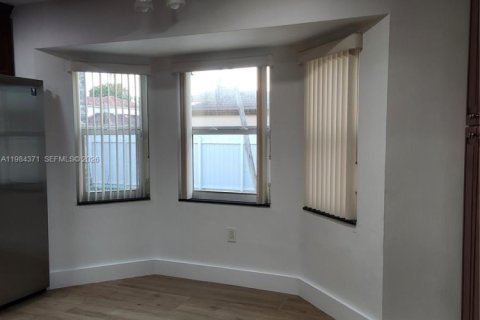 Casa en alquiler en Hialeah, Florida, 4 dormitorios, 220.36 m2 № 2048682 - foto 17