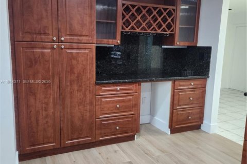 Casa en alquiler en Hialeah, Florida, 4 dormitorios, 220.36 m2 № 2048682 - foto 14