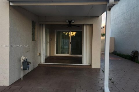 Casa en alquiler en Hialeah, Florida, 4 dormitorios, 220.36 m2 № 2048682 - foto 6