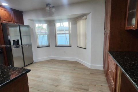 Casa en alquiler en Hialeah, Florida, 4 dormitorios, 220.36 m2 № 2048682 - foto 16