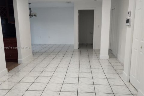 Casa en alquiler en Hialeah, Florida, 4 dormitorios, 220.36 m2 № 2048682 - foto 11