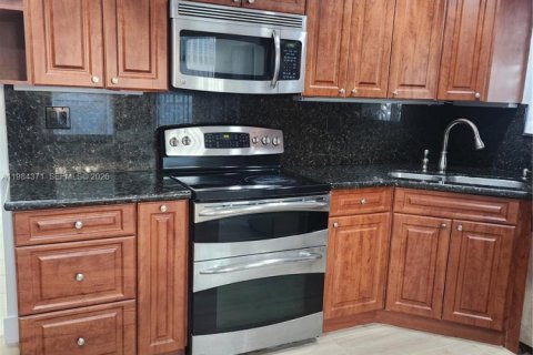 Casa en alquiler en Hialeah, Florida, 4 dormitorios, 220.36 m2 № 2048682 - foto 13