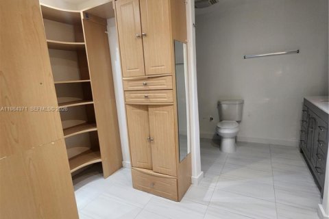 Casa en alquiler en Hialeah, Florida, 4 dormitorios, 220.36 m2 № 2048682 - foto 24
