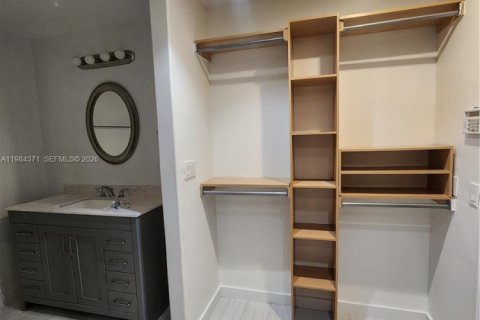 Casa en alquiler en Hialeah, Florida, 4 dormitorios, 220.36 m2 № 2048682 - foto 25