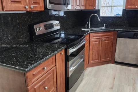 Casa en alquiler en Hialeah, Florida, 4 dormitorios, 220.36 m2 № 2048682 - foto 12