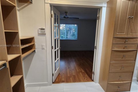 Casa en alquiler en Hialeah, Florida, 4 dormitorios, 220.36 m2 № 2048682 - foto 22