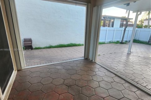 Casa en alquiler en Hialeah, Florida, 4 dormitorios, 220.36 m2 № 2048682 - foto 5
