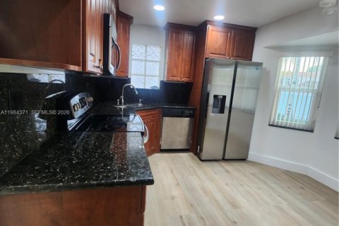 Casa en alquiler en Hialeah, Florida, 4 dormitorios, 220.36 m2 № 2048682 - foto 15
